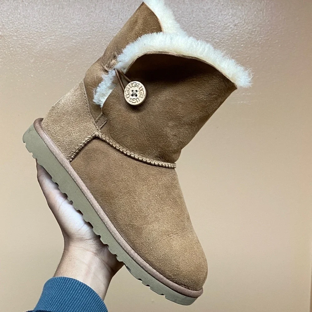 UGG Bailey Button II Women’s Suede Boots “Chesnut” Size 5